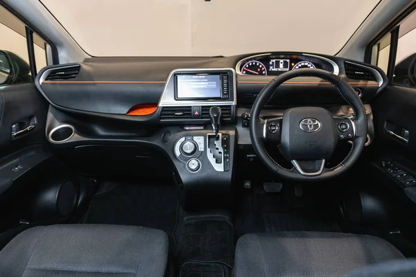 Novosibirsk Rusya Temmuz 2021 Toyota Sienta Direksiyon Vites Kolu Gösterge — Stok fotoğraf