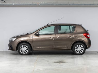 Novosibirsk, Rusya - 15 Temmuz 2021: Renault Sandero, yan görüş. Otoparktaki popüler araba.