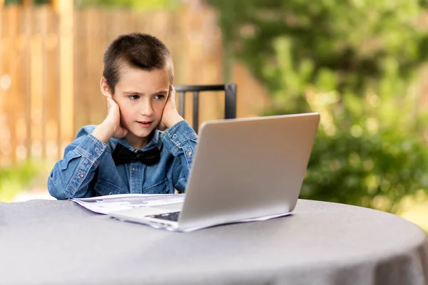 Menino Escola Alegre Está Envolvido Aulas Através Laptop Casa Jardim — Fotografia de Stock