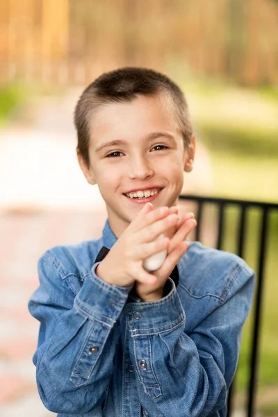 Son Have Fun Hold Eggs Easter Morning Has Fun While — Stock Photo, Image