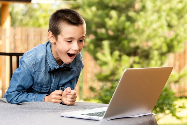 Menino Alegremente Surpreendente Está Usando Laptop Comunica Internet Casa Homeschooling — Fotografia de Stock