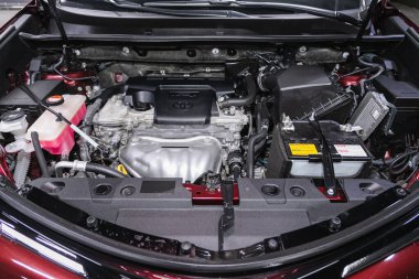 Novosibirsk, Rusya - 21 Temmuz 2021: Toyota RAV-4, Araç motoru yakın çekim. İçten yanmalı motor, araba parçaları, ayreylin