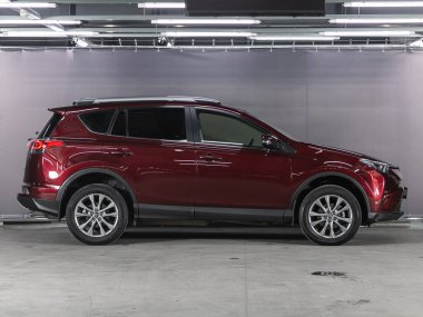 Novosibirsk, Rusya - 21 Temmuz 2021: Kırmızı Toyota RAV-4, yan görüş. Otoparktaki popüler araba.