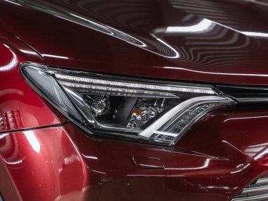 Novosibirsk, Rusya - 21 Temmuz 2021: Toyota RAV-4, arabanın farlarını kapatın. Dış görünüm kapatma ayrıntısı