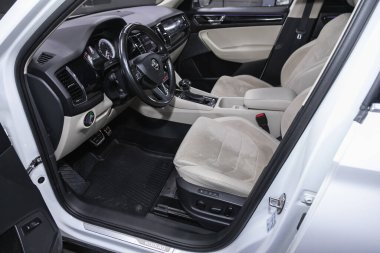 Novosibirsk, Rusya - 21 Temmuz 2021: Scoda Kodiaq, gösterge paneli, oyuncu, logo ve düğmeli direksiyon, hız göstergesi ve taktik ölçer