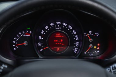 Novosibirsk, Rusya - 21 Temmuz 2021: Kia Sportage, Bir otomobil hız göstergesinin yakın plan resmi.