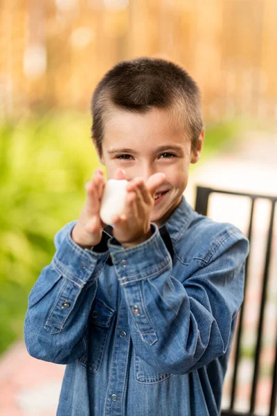 Son Have Fun Hold Eggs Easter Morning Has Fun While — Stock Photo, Image