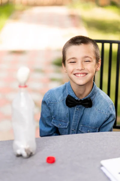 Chico Haciendo Experimentos Físicos Casa Una Experiencia Con Niño Sobre — Foto de Stock