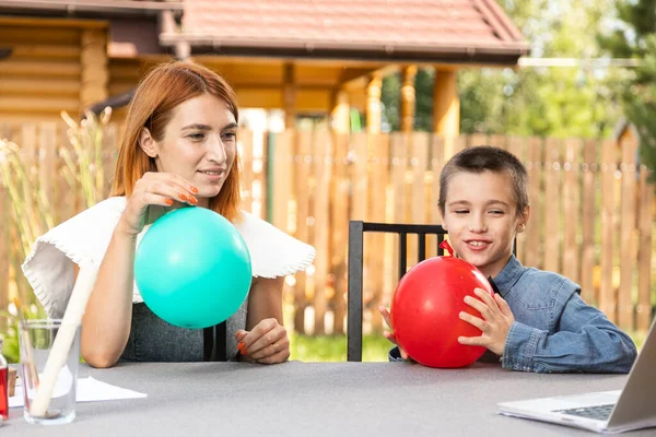 Menino Com Sua Mãe Infla Dois Balões Coloridos Dia Quente — Fotografia de Stock