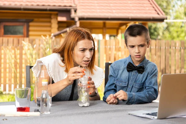 Mãe Filho Estão Realizando Experiências Químicas Casa Uma Experiência Com — Fotografia de Stock