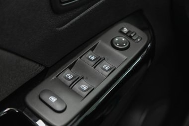 Novosibirsk, Rusya - 28 Temmuz 2021: Renault Kapture, yan kapı düğmeleri: pencere, ayna ayarlama düğmeleri, kapı kilidi. Araba içeride.