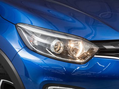 Novosibirsk, Rusya - 28 Temmuz 2021: Renault Kapture, arabanın farlarını kapatın. Dış görünüm kapatma ayrıntısı