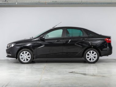 Novosibirsk, Rusya - 28 Temmuz 2021: siyah Lada Vesta, yan görüş. Otoparktaki popüler araba.