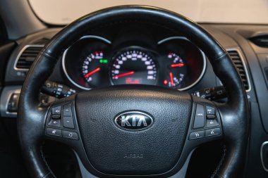 Novosibirsk, Rusya - 28 Temmuz 2021: Kia Sorento, gösterge paneli, çok fonksiyonlu direksiyon, hız göstergesi