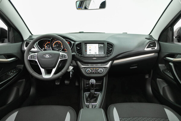 Новосибирск, Россия - 28 июля 2021 года: Лада Веста, руль, рычаг сдвига и приборная панель, климат-контроль, спидометр, дисплей. Салон новой стильной ca