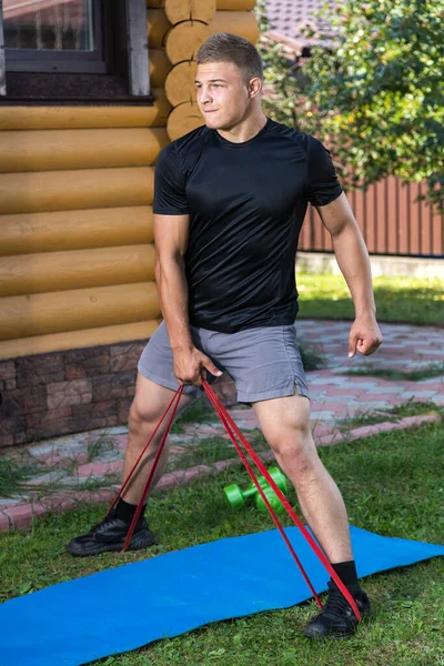 Joven Practicar Deportes Casa Patio Trasero Día Verano Joven Deportista — Foto de Stock