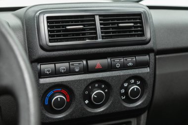 Novosibirsk, Rusya - 28 Temmuz 2021: Niva Efsanesi, klima düğmeli siyah detay, bir arabanın içindeki sıcaklık hakkında bilgi içeren gösterge paneli.