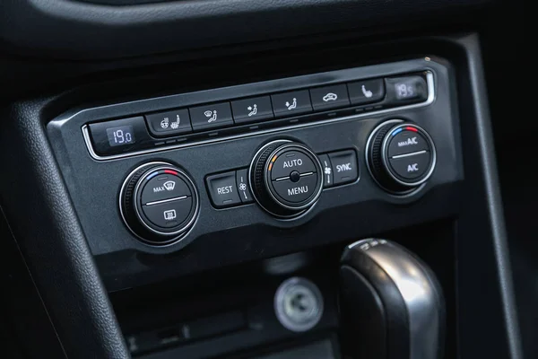 2021年7月28日 俄罗斯新锡尔斯克 大众汽车底关 黑色细节与空调按钮 仪表盘内的温度信息 — 图库照片