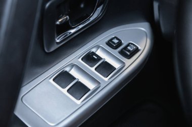Novosibirsk, Rusya - 28 Temmuz 2021: Mitsubishi Pajero, yan kapı düğmeleri: pencere ayarlama düğmeleri, kapı kilidi. modern araba iç mimarisi: parçalar, düğmeler, düğmeler