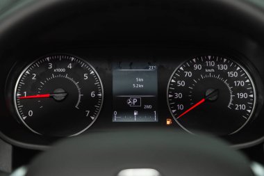 Novosibirsk, Rusya - 28 Temmuz 2021: Renault Duster, Kilometre, hız göstergesi, takometre, yakıt seviyesi