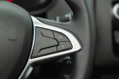 Novosibirsk, Rusya - 28 Temmuz 2021: Renault Duster, hızlı kontrol için çok fonksiyonlu siyah direksiyon, yakın çekim