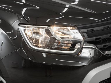 Novosibirsk, Rusya - 28 Temmuz 2021: Renault Duster, dış görev. Modern araba ksenon lambasına yakın dur.