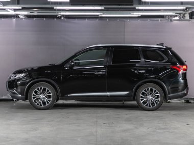 Novosibirsk, Rusya - 28 Temmuz 2021: siyah Mitsubishi Outlander, yan görüş. Otoparktaki popüler araba. 
