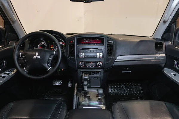 Novosibirsk Rusland Juli 2021 Mitsubishi Pajero Stuurwiel Hefboom Dashboard Klimaatregeling — Stockfoto