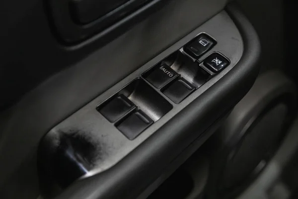 러시아 노보시비르스크 2021 Nissan Trail Close Side Door Button Window — 스톡 사진