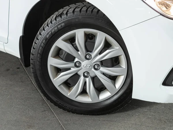 Novoszibirszk Oroszország Július 2021 Hyundai Solaris Close Car Wheel — Stock Fotó