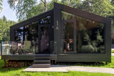 Güzel bir kır evi. Lüks bir evin iç ve dış tasarımı. Düşük enerjili aile evi tahtadan yapılmıştır.