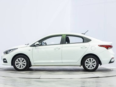 Novosibirsk, Rusya - 20 Ağustos 2021: beyaz Hyundai Solaris, yan görüş. Otoparktaki popüler araba.