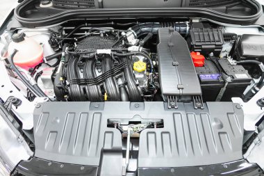 Novosibirsk, Rusya - 20 Ağustos 2021: Lada Vesta Cross, araba motorunun ön görüntüsünü kapatın. İçten yanmalı motor, araba parçaları, ayrıştırma