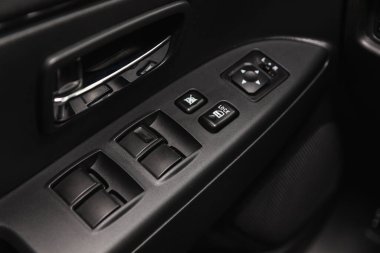 Novosibirsk, Rusya - 20 Ağustos 2021: Mitsubishi ASX, Pencere kontrol paneli, kapı kilidi düğmesi ve ayna kontrolü