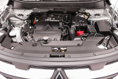 Novosibirsk, Rusya - 20 Ağustos 2021: Mitsubishi ASX, Araç motorunun ön görüntüsünü kapatın. İçten yanmalı motor, araba parçaları, ayrıştırma