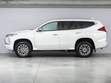 Novosibirsk, Rusya - 20 Ağustos 2021: beyaz Mitsubishi Pajero Spor, yan görüş. Otoparktaki popüler araba.