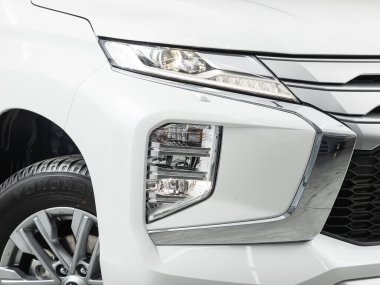 Novosibirsk, Rusya - 20 Ağustos 2021: Mitsubishi Pajero Spor, modern bir arabanın parlayan farları