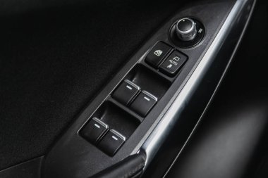 Novosibirsk, Rusya - 20 Ağustos 2021: Mazda 6, Pencere kontrol paneli, kapı kilidi düğmesi ve ayna kontrolü
