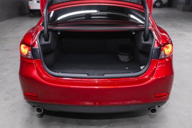 Novosibirsk, Rusya - 20 Ağustos 2021: Mazda 6, Sedan bir arabanın bagajı açık.