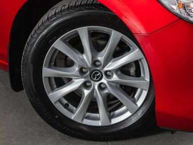 Novosibirsk, Rusya - 20 Ağustos 2021: Mazda 6, alaşımlı tekerlek ve yeni lastik