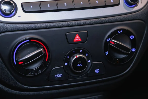 2021年8月20日 现代索拉里斯 黑色细节 车内装有空调按钮 — 图库照片