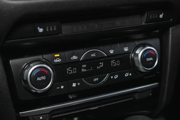 2021年8月20日 俄罗斯新锡尔斯克 马自达6号 车上装有空调按钮的黑色细节 — 图库照片