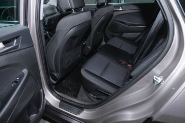 Novosibirsk, Rusya - 16 Temmuz 2021: Hyundai Tucson, iç tasarım, araç yolcuları ve emniyet kemerli sürücü koltukları.