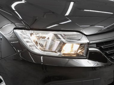 Novosibirsk, Rusya - 01 Temmuz 2021: Renault Sandero, arabanın farlarını kapat. Dış görünüm kapatma ayrıntısı