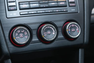 Novosibirsk, Rusya - 28 Ağustos 2021: Impreza XV, klima düğmeleri ile klima kontrol paneli olan Alet Otomobili Kapatın.