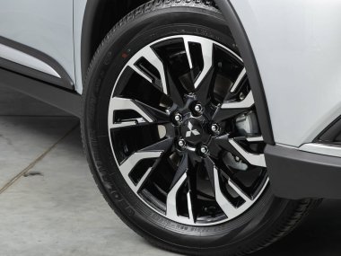 Novosibirsk, Rusya - 31 Ağustos 2021: Mitsubishi ASX, Araç tekerleğini kapat 