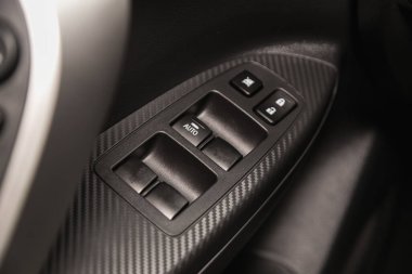 Novosibirsk, Rusya - 31 Ağustos 2021: Mitsubishi Eclipse, yeni bir arabanın kapı kontrol paneline yakın çekim. Pencere kontrol paneli, kapı kilidi düğmesi ve ayna kontrollü kol dinlenmesi.