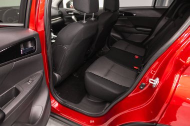 Novosibirsk, Rusya - 31 Ağustos 2021: Mitsubishi Eclipse, iç tasarım, araç yolcuları ve emniyet kemerli sürücü koltukları.