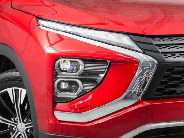 Novosibirsk, Rusya - 31 Ağustos 2021: Mitsubishi Eclipse, arabanın farlarını kapat. Dış görünüm kapatma ayrıntısı