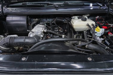 Novosibirsk, Rusya - 15 Temmuz 2021: UAZ Patriot, Otomobil motoru yakın çekim. İçten yanmalı motor, araba parçaları, ayreylin